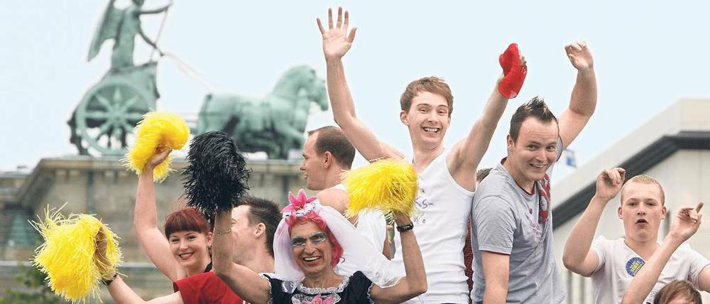 So bunt wie Berlin. Der Christopher Street Day endet heute wieder mit einer großen Party am Brandenburger Tor. Foto: p-a-/dpa