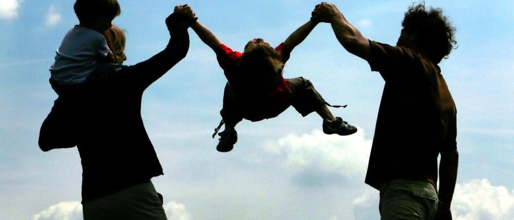 Ehe mit Mutter, Vater und zwei Kindern als einzige Form der Familie? Die Evangelische Kirche in Deutschland zeigt sich - im Gegensatz zur katholischen Kirche - nun noch offener.
