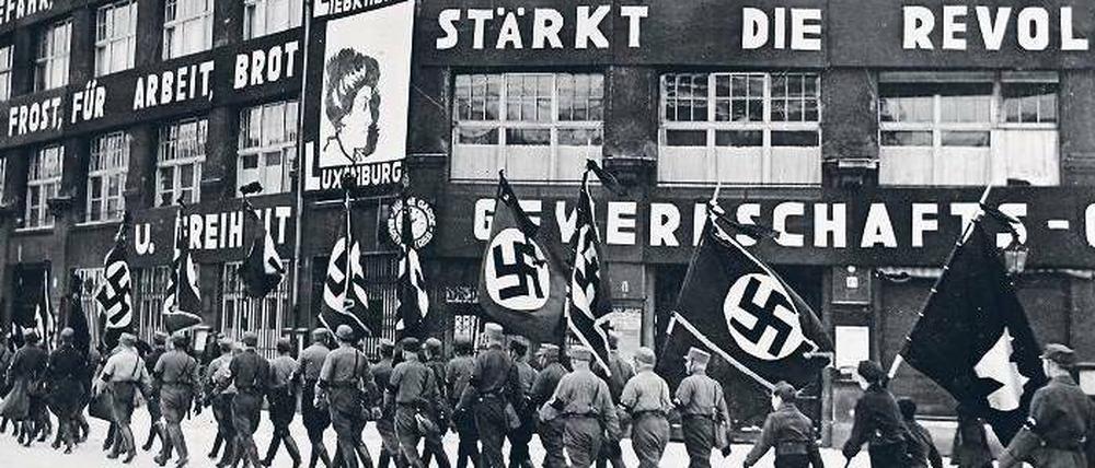 Früher Feind. Die SA marschiert im Januar 1933 vor der KPD-Zentrale auf. Schon lange zuvor bekämpften die Nazis die Linken. 