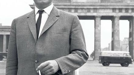 Verantwortlich für Berlin. Seit 1957 (bis 1966) ist Willy Brandt Regierender Bürgermeister der Stadt. Das Foto zeigt ihn im Jahr 1960, mit der unvermeidlichen Zigarette in der Hand.
