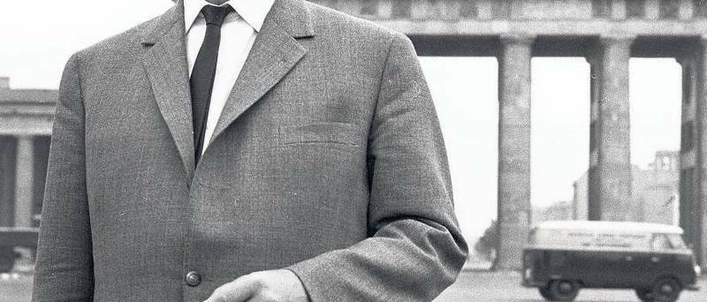 Verantwortlich für Berlin. Seit 1957 (bis 1966) ist Willy Brandt Regierender Bürgermeister der Stadt. Das Foto zeigt ihn im Jahr 1960, mit der unvermeidlichen Zigarette in der Hand.