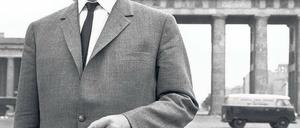 Verantwortlich für Berlin. Seit 1957 (bis 1966) ist Willy Brandt Regierender Bürgermeister der Stadt. Das Foto zeigt ihn im Jahr 1960, mit der unvermeidlichen Zigarette in der Hand.