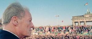Endlich am Ziel. „Jetzt wächst zusammen, was zusammengehört.“ Willy Brandt am 10. November 1989 vor der Mauer am Brandenburger Tor.