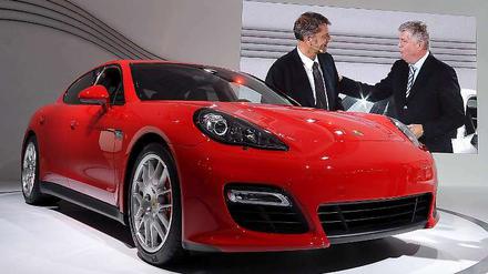  Wolfgang Hatz (r.), 53, ist bei Porsche seit 2011 als Entwicklungschef für den sportlichen Bereich verantwortlich. Zuvor war er unter anderem als Ingenieur für BMW in der Formel 1 aktiv.
