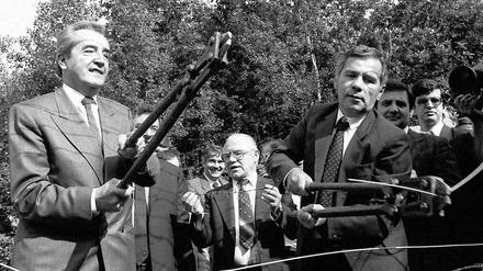 Historischer Moment: Gyula Horn (r.) durchschneidet symbolisch den "Eisernen Vorhang", der zu Zeiten des Kalten Krieges die Welt in Ost und West teilte.