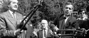 Historischer Moment: Gyula Horn (r.) durchschneidet symbolisch den "Eisernen Vorhang", der zu Zeiten des Kalten Krieges die Welt in Ost und West teilte.