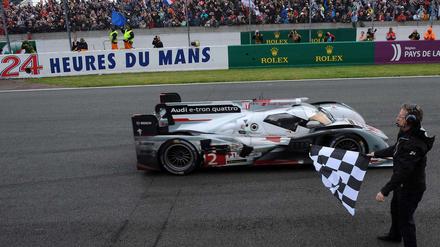 Das Rennen ist vorbei. Tom Kristensen überquert mit seinem Audi die Ziellinie. 
