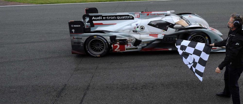 Das Rennen ist vorbei. Tom Kristensen überquert mit seinem Audi die Ziellinie. 