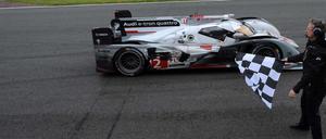 Das Rennen ist vorbei. Tom Kristensen überquert mit seinem Audi die Ziellinie. 
