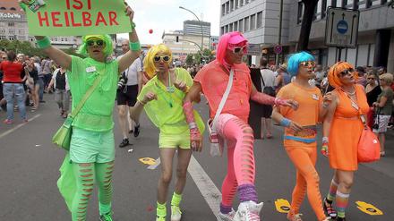 Hier darf es gerne auch mal etwas bunter sein, wie diese Gruppe in Neonfarben zeigt. Doch immer dabei: Eine politische Botschaft.