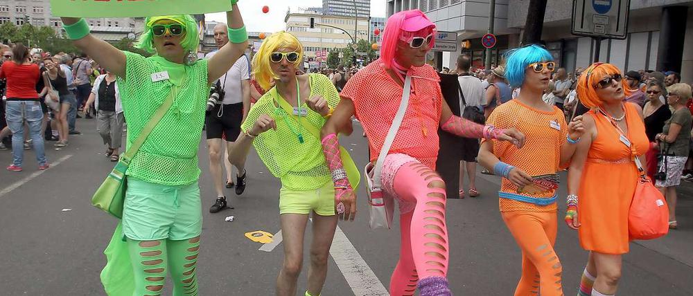 Hier darf es gerne auch mal etwas bunter sein, wie diese Gruppe in Neonfarben zeigt. Doch immer dabei: Eine politische Botschaft.
