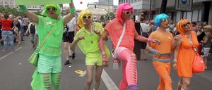 Hier darf es gerne auch mal etwas bunter sein, wie diese Gruppe in Neonfarben zeigt. Doch immer dabei: Eine politische Botschaft.