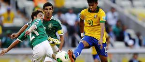 Abgezogen. Neymar (rechts) lässt die beiden Mexikaner, Hiram Mier und Jorge Torres, stehen.