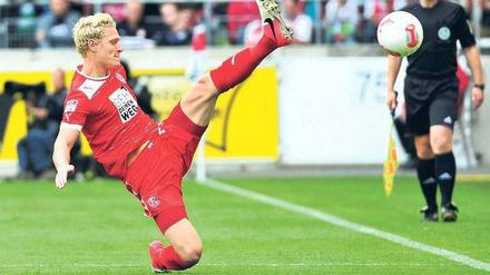 Johannes van den Bergh grätscht and er Seitenlinie nach einem Ball.