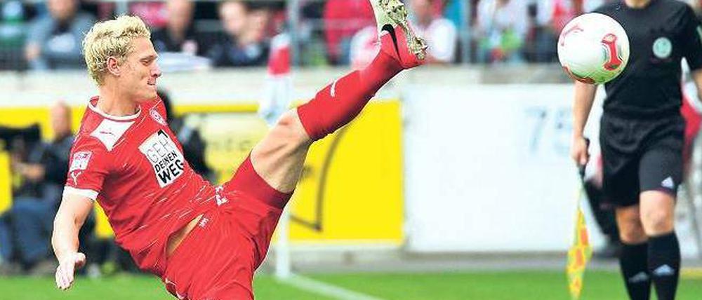 Johannes van den Bergh grätscht and er Seitenlinie nach einem Ball.