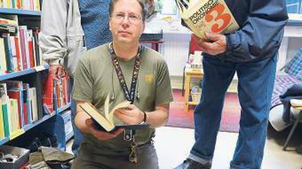 Aus zweiter Hand. Volker Schmidt, 34, Elektrotechniker aus Charlottenburg (Bildmitte), mit den Bücherspendern Rita und Heinz Rahnenführer.