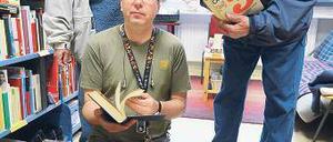 Aus zweiter Hand. Volker Schmidt, 34, Elektrotechniker aus Charlottenburg (Bildmitte), mit den Bücherspendern Rita und Heinz Rahnenführer.