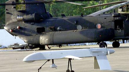 Drohne vor Helikopter