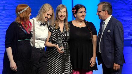 Die Twitternutzerinnen Nicole von Horst (l.n.r.), Anna-Katharina Meßmer, Anne Wizorek und Jasna Strick von #Aufschrei und der Laudator Jan Hofer.
