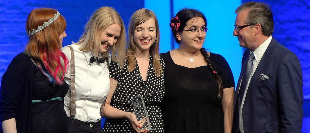 Die Twitternutzerinnen Nicole von Horst (l.n.r.), Anna-Katharina Meßmer, Anne Wizorek und Jasna Strick von #Aufschrei und der Laudator Jan Hofer.