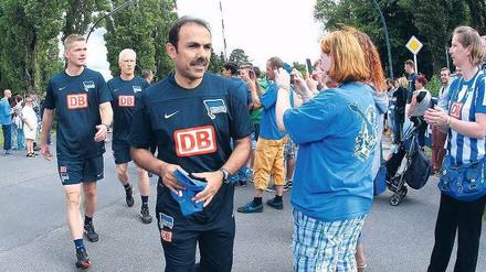 Den Hut ziehen. Herthas Fans besuchen den Trainingsauftakt und bedenken Trainer Jos Luhukay mit applaudierter Anerkennung. Foto: O. Winter