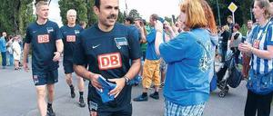 Den Hut ziehen. Herthas Fans besuchen den Trainingsauftakt und bedenken Trainer Jos Luhukay mit applaudierter Anerkennung. Foto: O. Winter