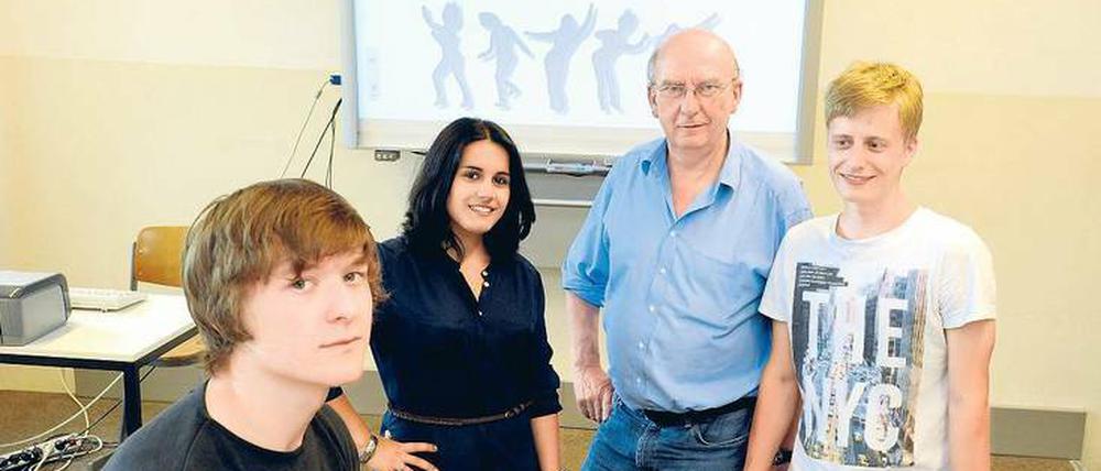 Gründer unter sich: Janis Tappe, Asli Karabenli, Lehrer Dieter Radde und Carl Hausl (v.l.) von der Luise-Henriette-Schule in Tempelhof. 