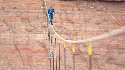 Nik Wallenda tastet sich mit vorsichtigen Schritten auf dem Seil über dem Grand Canyon vor. 