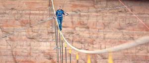 Nik Wallenda tastet sich mit vorsichtigen Schritten auf dem Seil über dem Grand Canyon vor.