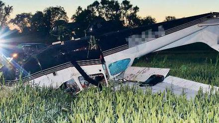 Überschlag in den Oberauen. Ein erfahrener Fluglehrer legt seine Cessna bei der Notlandung aufs Dach: Die Polizei vermutet einen Streit an Bord. Foto: dpa / Pleul