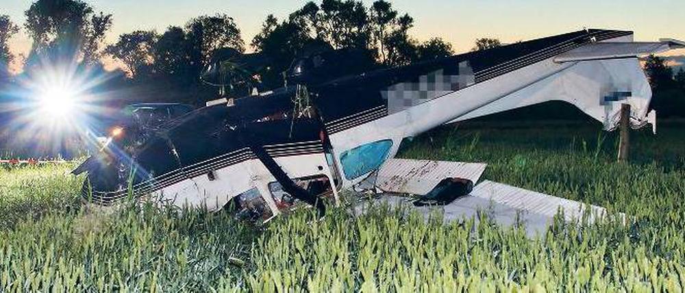 Überschlag in den Oberauen. Ein erfahrener Fluglehrer legt seine Cessna bei der Notlandung aufs Dach: Die Polizei vermutet einen Streit an Bord. Foto: dpa / Pleul