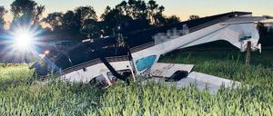 Überschlag in den Oberauen. Ein erfahrener Fluglehrer legt seine Cessna bei der Notlandung aufs Dach: Die Polizei vermutet einen Streit an Bord. Foto: dpa / Pleul