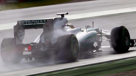 Mit heißem Reifen. Mercedes-Pilot Lewis Hamilton bei einer genehmigten Testfahrt. Ob das auch für die 1000 Extrakilometer in Barcelona gilt, wird an diesem Donnerstag entschieden.