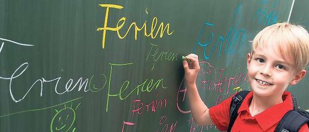 Schöne Schreibübung. Der Drittklässler Paul aus Frankfurt (Oder) freut sich wie viele andere Kinder der Region auf die Freizeit.