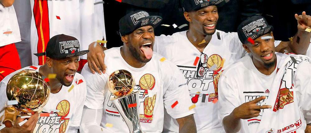 Pokale, Pokale,Pokale! Miami Heats Dwyane Wade, LeBron James, Chris Bosh und Norris Cole (von links) feiern ihren Erfolg.