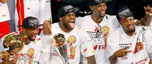 Pokale, Pokale,Pokale! Miami Heats Dwyane Wade, LeBron James, Chris Bosh und Norris Cole (von links) feiern ihren Erfolg.