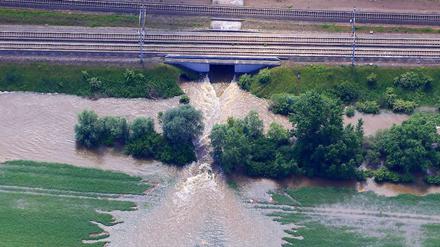 Bei Hämerten in Sachsen-Anhalt hat das Hochwasser die ICE-Strecke Hannover-Berlin unterspült. Fünf Kilometer der Trasse stehen noch unter Wasser. 
