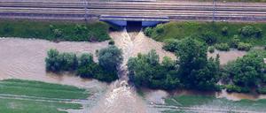 Bei Hämerten in Sachsen-Anhalt hat das Hochwasser die ICE-Strecke Hannover-Berlin unterspült. Fünf Kilometer der Trasse stehen noch unter Wasser. 