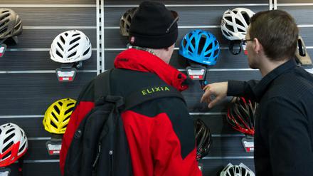 Sicher ist sicher: Die Zahl der Fahrradfahrer, die einen Helm tragen, wächst. Aber es verweigern sich immer noch viele.