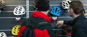 Sicher ist sicher: Die Zahl der Fahrradfahrer, die einen Helm tragen, wächst. Aber es verweigern sich immer noch viele.