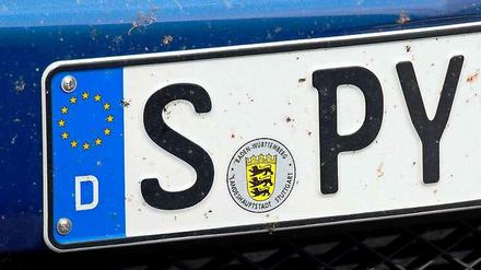 Agent unterwegs. In Deutschland wird so ein Kennzeichen argwöhnisch beachtet. 