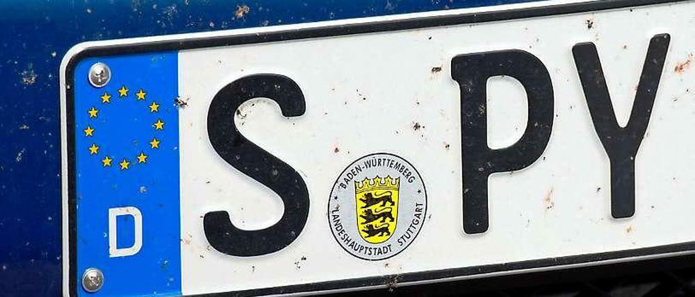 Agent unterwegs. In Deutschland wird so ein Kennzeichen argwöhnisch beachtet.