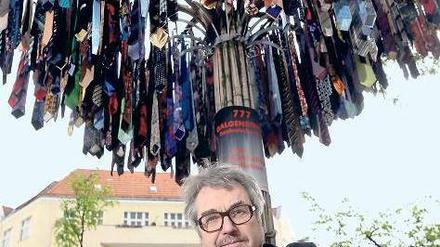 Der Künstler Artus Unival hat am Böhmischen Platz eine Installation aus Krawatten aufgestellt.