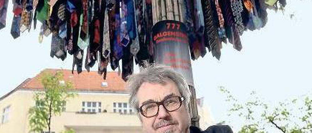 Der Künstler Artus Unival hat am Böhmischen Platz eine Installation aus Krawatten aufgestellt.