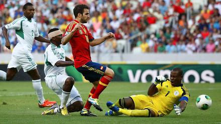 Kaum zu halten. Auch wenn Cesc Fabregas (in rot) hier verpasst, war Spanien doch klar überlegen.