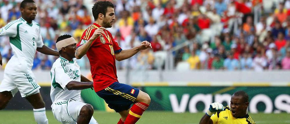 Kaum zu halten. Auch wenn Cesc Fabregas (in rot) hier verpasst, war Spanien doch klar überlegen.
