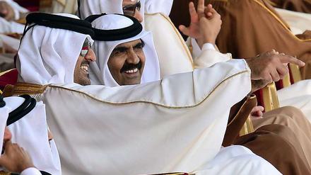 Katars Emir Scheich Hamad ben Chalifa al-Thani hat die Übergabe der Macht an Kronprinz Scheich Tamim ben Hamad al-Chalifa verkündet.