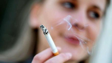 Wenn überhaupt, dann fangen Jugendliche immer später an zu rauchen: Das durchschnittliche Alter ist von 13,6 auf 14,4 Jahre gestiegen.