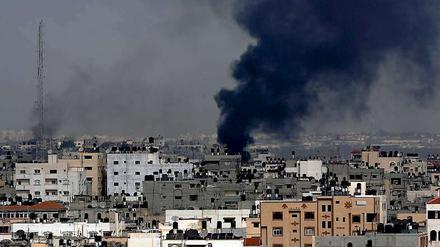 Rauch steigt nach einem israelischen Raketenangriff in Gaza-Stadt auf. 