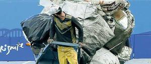 Schwere Last. Die Brasilianer sind zuletzt für bessere Lebensbedingungen auf die Straße gegangen. Nun geht mit der Präsidentin erstmals eine Politikerin mit konkreten Vorschlägen auf die Protestler zu.